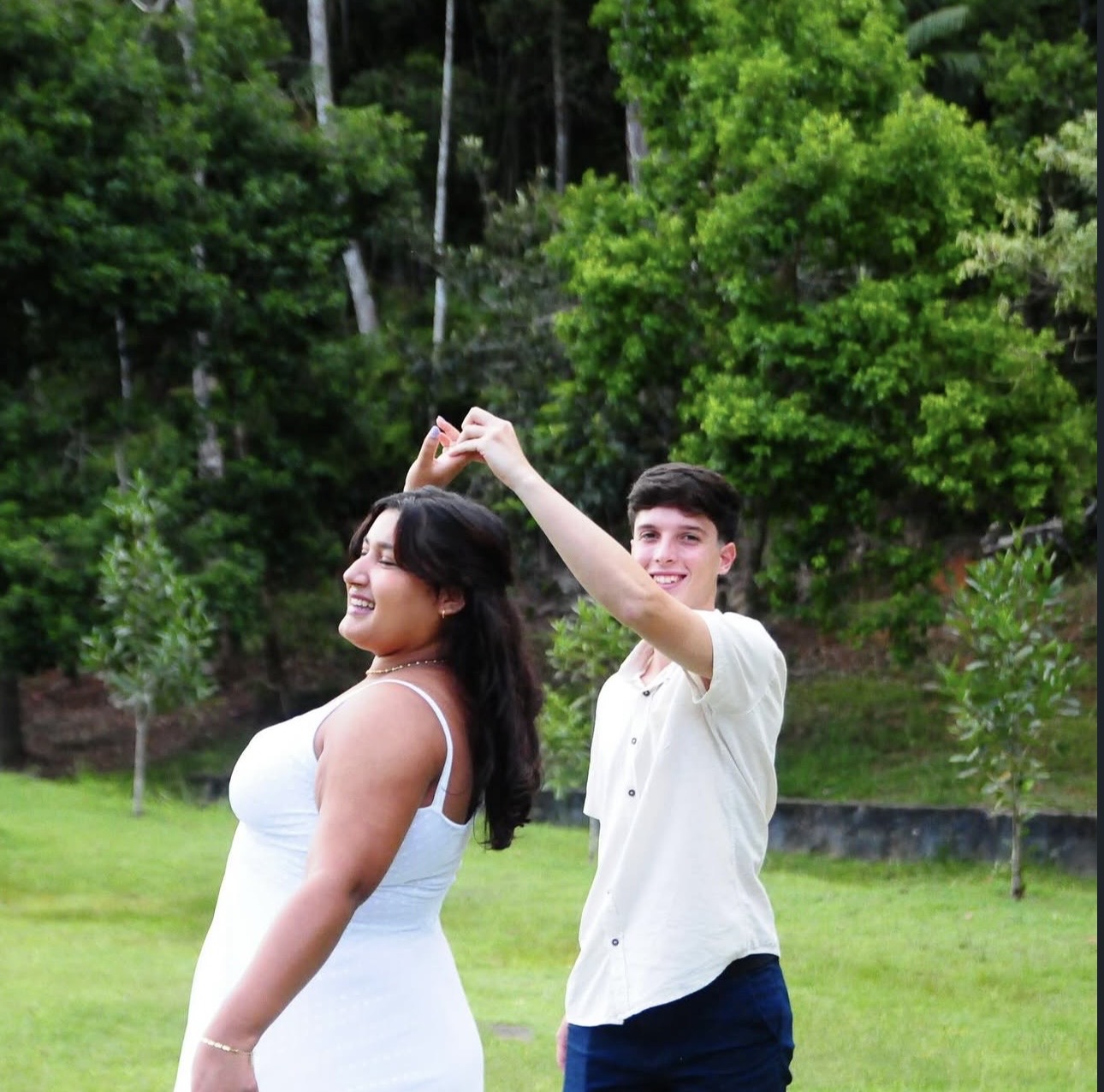 Gabriela e Kauan dançando juntos no jardim